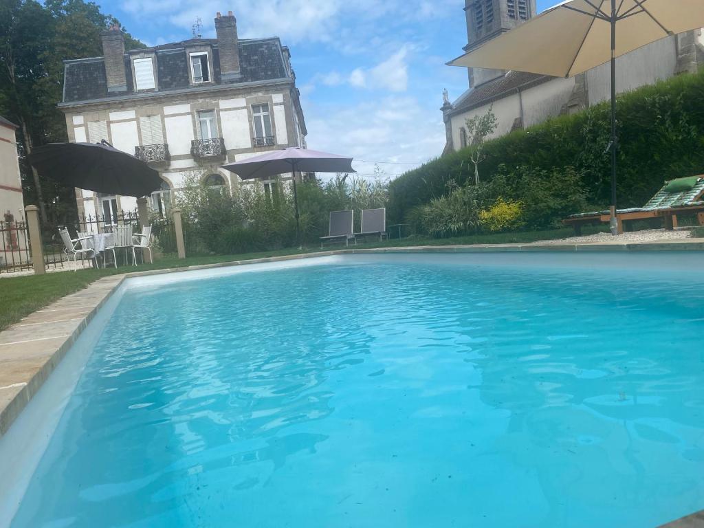 Bazén v ubytování LE CHATEAU DE MONTHUREUX LE SEC nebo v jeho okolí