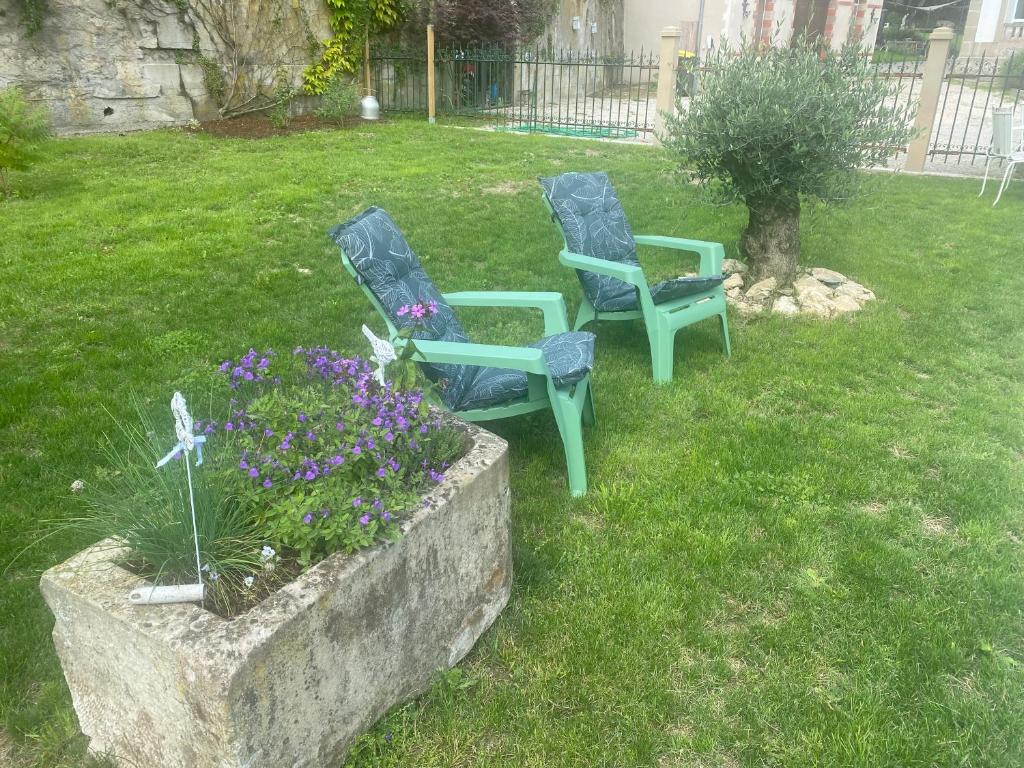 Zahrada ubytování LE CHATEAU DE MONTHUREUX LE SEC