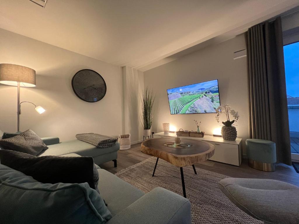 Μια τηλεόραση ή/και κέντρο ψυχαγωγίας στο Penthouse Zweite Heimat - mit Sauna und Dachterrasse im Herz von Kellenhusen