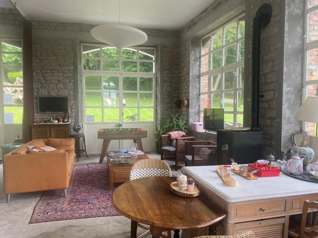 Posezení v ubytování LE CHATEAU DE MONTHUREUX LE SEC