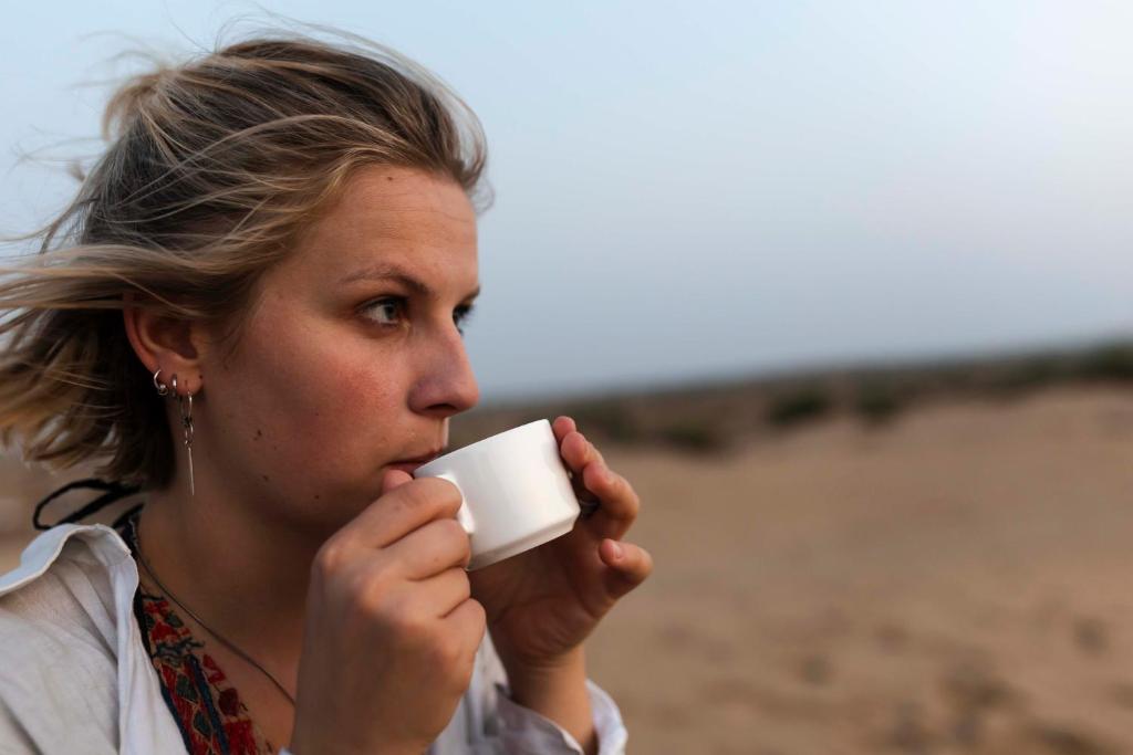 Příslušenství pro přípravu čaje a kávy v ubytování Nomads heaven desert camp jaisalmer