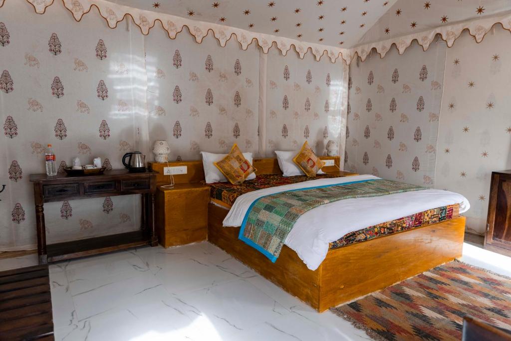 Postel nebo postele na pokoji v ubytování Nomads heaven desert camp jaisalmer