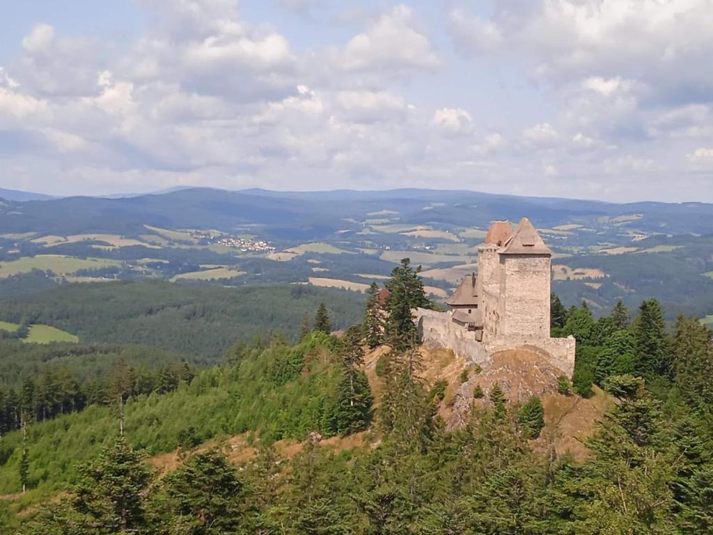 ein altes Gebäude auf einem Berg in der Unterkunft Apartmán Nerudovka in Kašperské Hory