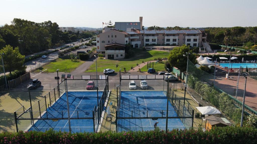 Tenis a/nebo squash v ubytování Heraclea Hotel Residence nebo okolí