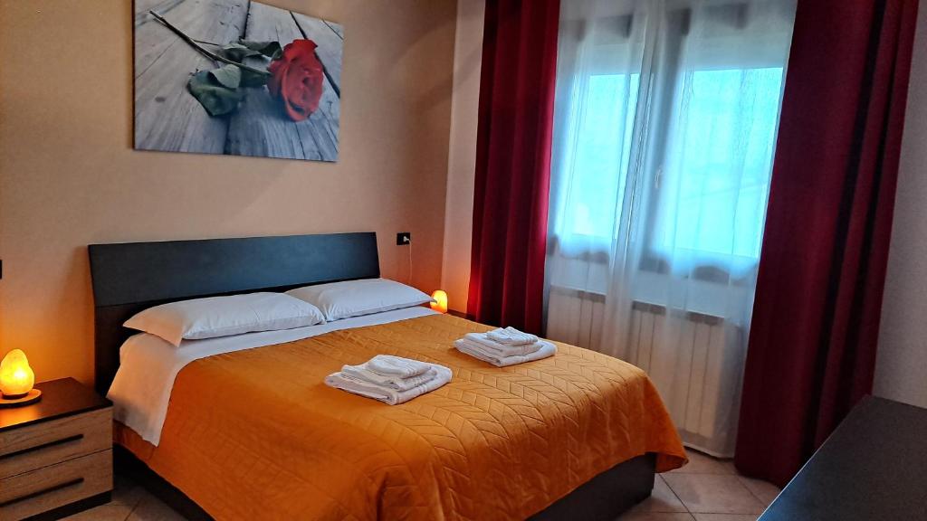 Łóżko lub łóżka w pokoju w obiekcie Appartamento Roverella