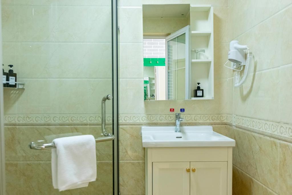 Happy Dragon Alley Hotel-In the city center with big window&free coffe laundry Fluent English speaking,Tourist attractions ticket service&food recommendation,Near Tian Anmen Forbiddencity,Near Lama temple,Easy to walk to NanluoAlley&Shichahai - Comfort Triple Room