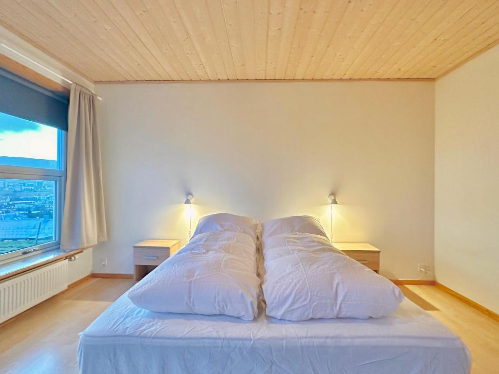 En eller flere senger på et rom på Three bedroom apartment in downtown Tórshavn