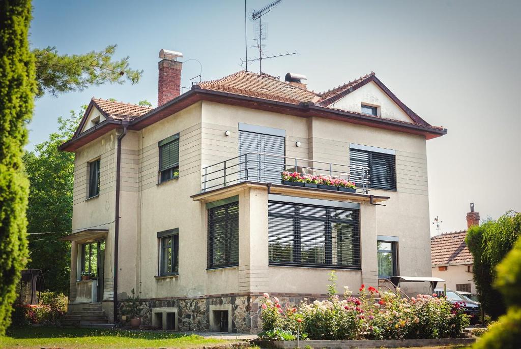 ein Haus mit einem Balkon mit Blumen darauf in der Unterkunft Kozlova Vila in Kardašova Řečice