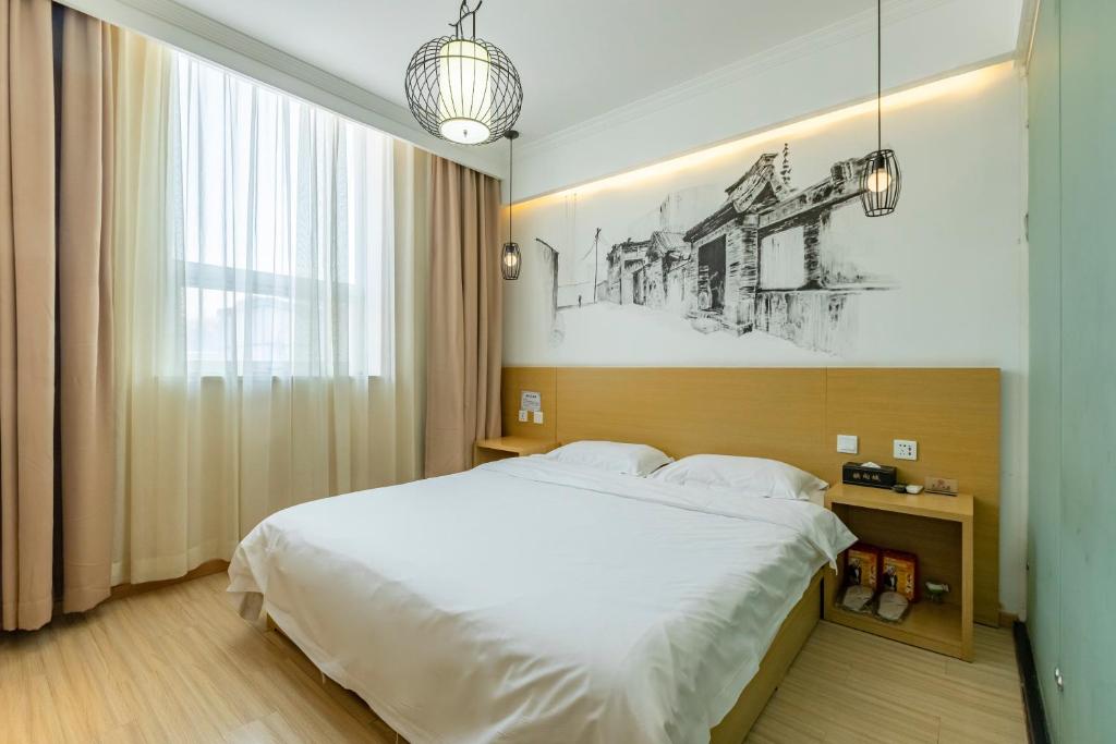 Happy Dragon Alley Hotel-In the city center with big window&free coffe laundry Fluent English speaking,Tourist attractions ticket service&food recommendation,Near Tian Anmen Forbiddencity,Near Lama temple,Easy to walk to NanluoAlley&Shichahai - Deluxe Double Room