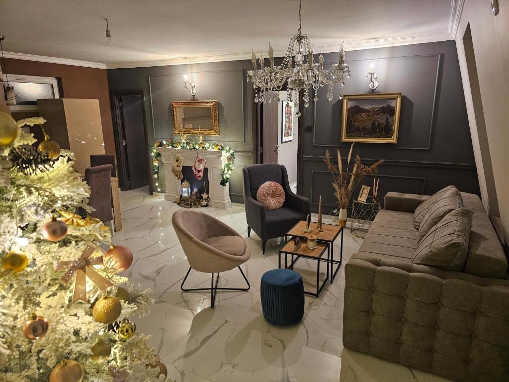 een woonkamer met een kerstboom en een bank bij Apartman Fort in Stara Pazova