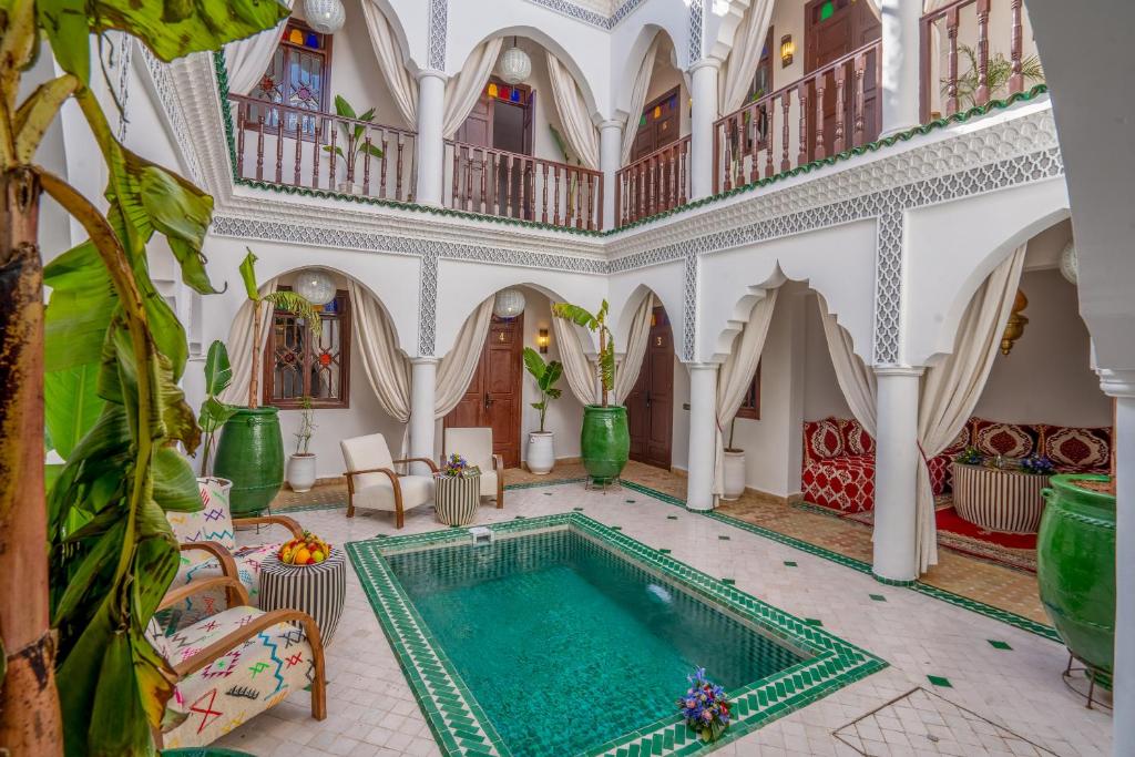 una piscina cubierta en una habitación grande con techo grande en Riad Ekla Boutique Hotel, en Marrakech