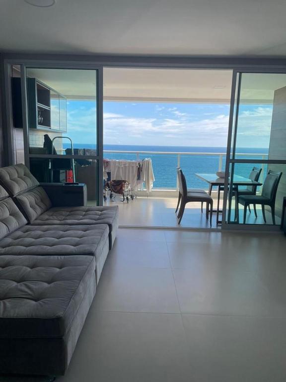 薩爾瓦多的住宿－DUETTO Barra，带沙发的客厅,享有海景