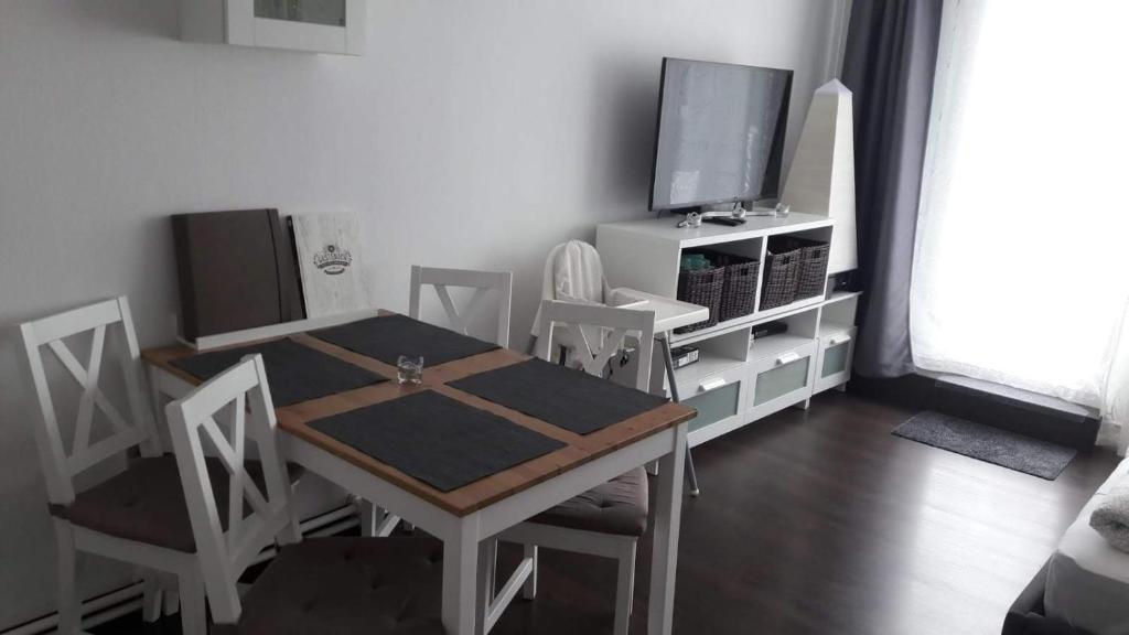 TV a/nebo společenská místnost v ubytování Top Appartment mit Weitblick und Late Check-Out inklusive aktivCARD