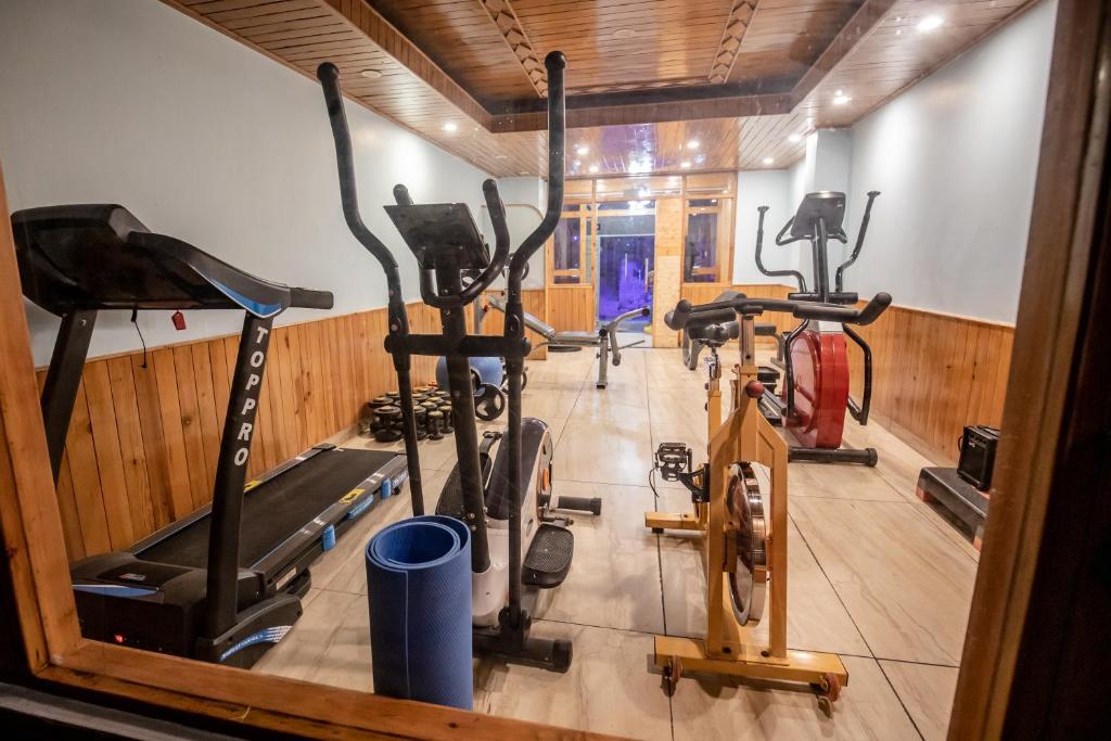 Fitness centrum a/nebo fitness zařízení v ubytování Pirates Resort Centeral Heated with Mountain View & Swimming Pool #Free Pick from Volvo Bus Stand