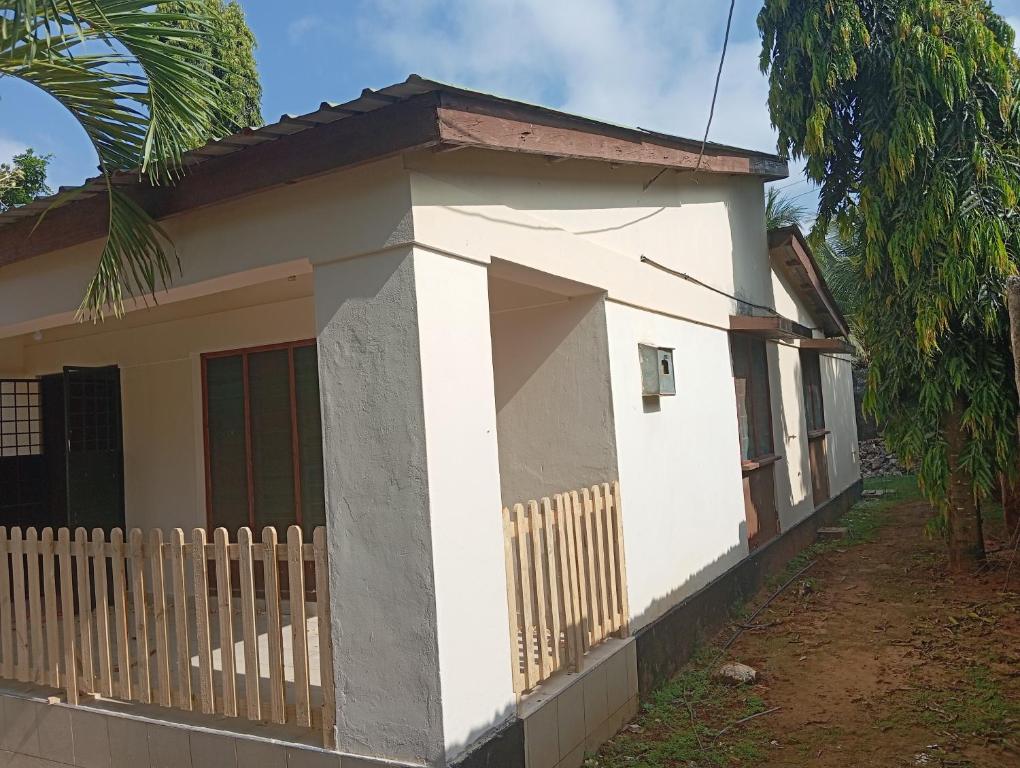 una pequeña casa blanca con una valla en Ngoziskin properties limited, en Syokimau