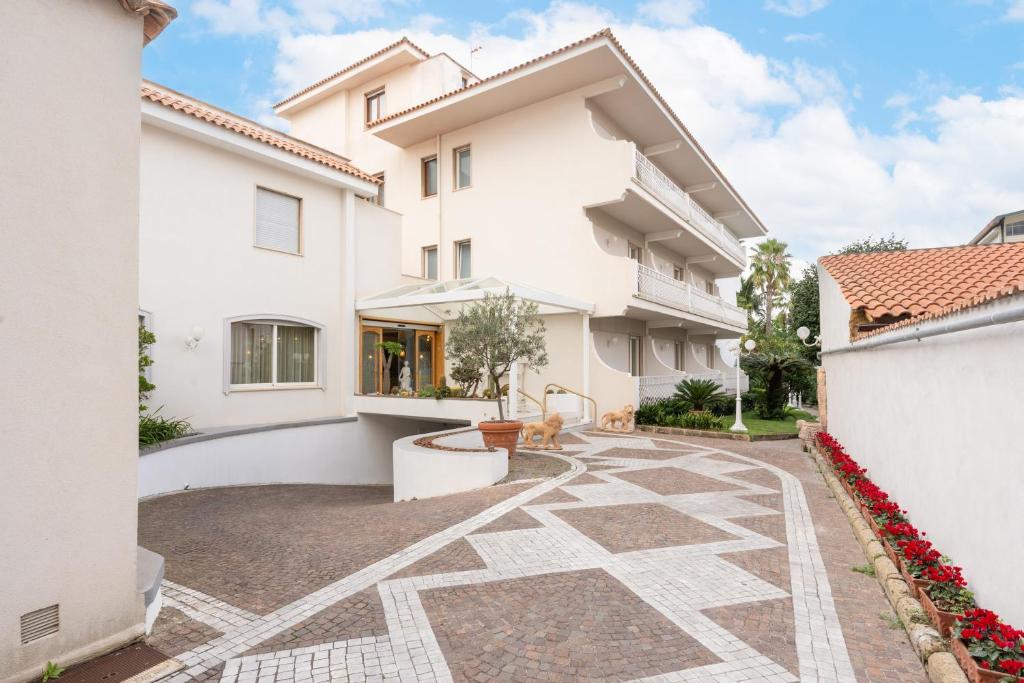 an image of a house with a courtyard at Hotel Eliseo Park's in Sant'Agnello