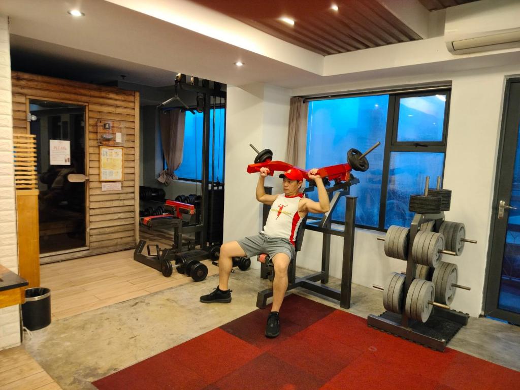 Fitness centrum a/nebo fitness zařízení v ubytování Heroes Hotel