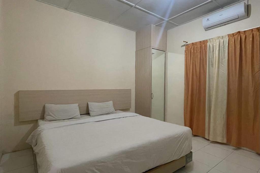Una cama o camas en una habitación de OYO 93502 Homestay Pakmuklis Syariah 2