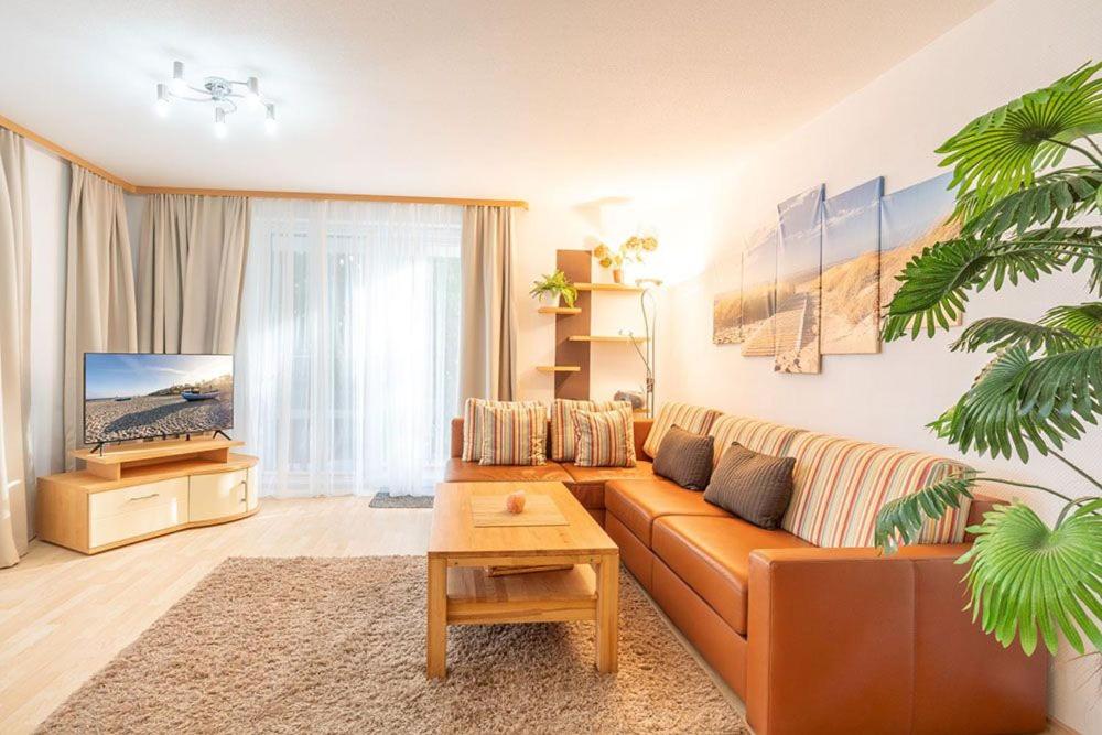 sala de estar con sofá y TV en Meeresrauschen App 02, en Heringsdorf