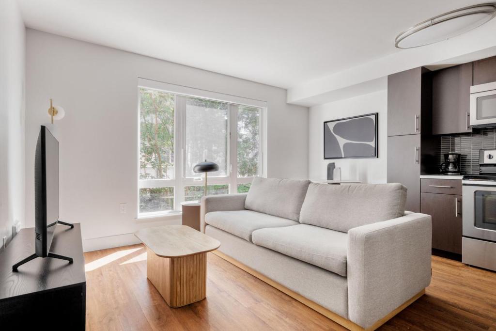 ein Wohnzimmer mit Sofa und Tisch in der Unterkunft Bellevue jr 1br w gym bike storage nr park SEA-614 in Bellevue