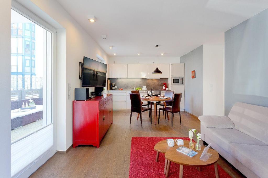 un soggiorno con frigorifero rosso e una cucina di Seeresidenz Haus Nordic a Bansin