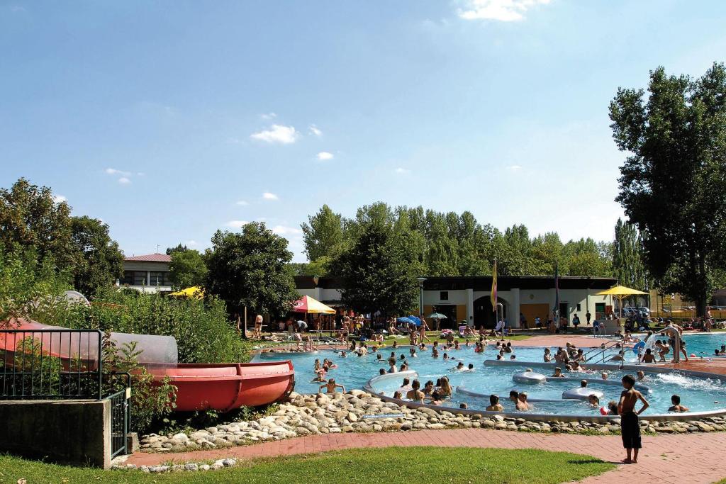 Bazén v ubytovaní BIRKENHOF GOLS - B & B - Wohlfühl Hotel mit Wochenend-Restaurant alebo v jeho blízkosti