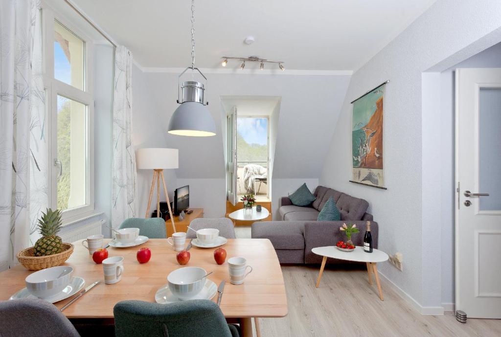 班辛海的住宿－Villa Frisia Nr 29，客厅配有桌子和沙发