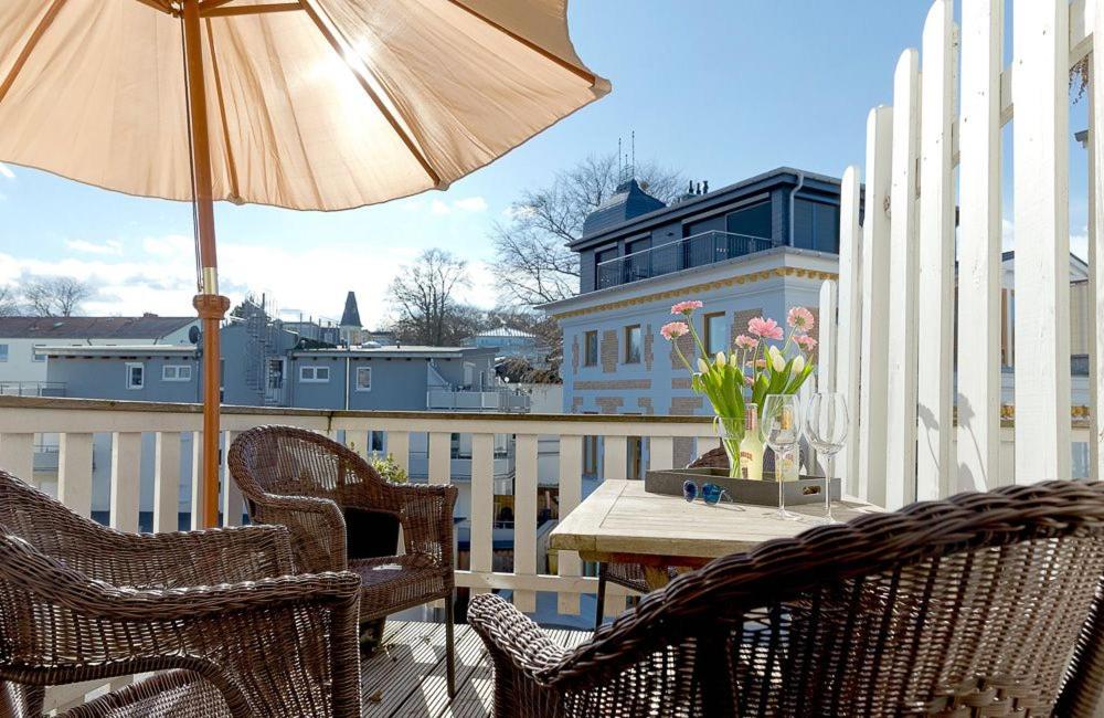 balcón con mesa, sillas y sombrilla en Villa Helene - Appartement 6 en Heringsdorf
