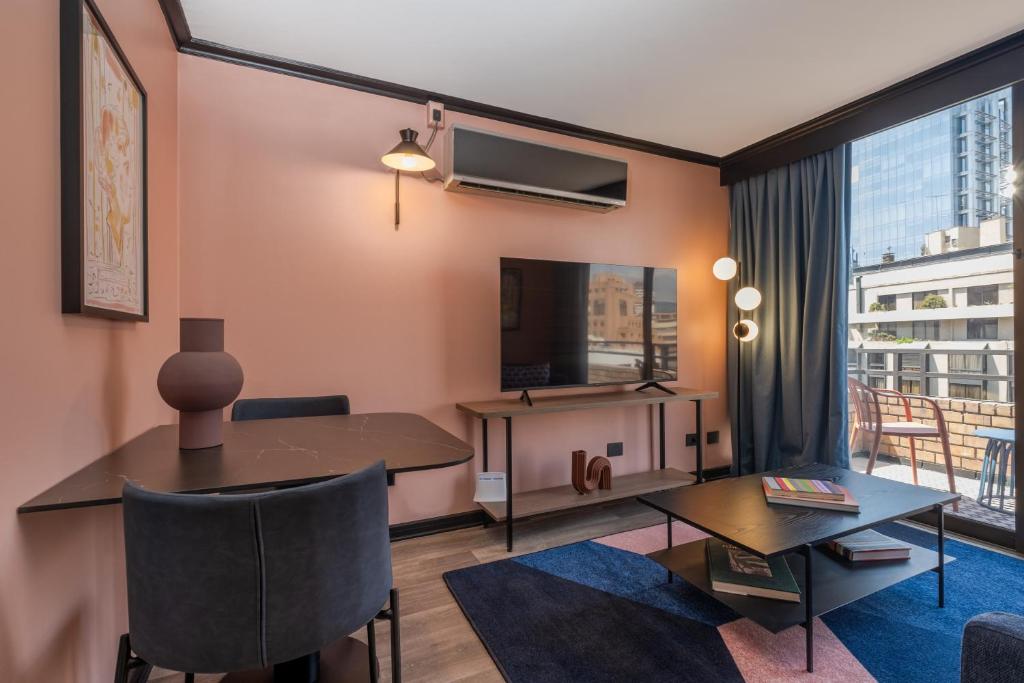TV a/nebo společenská místnost v ubytování APT Serviced Apartments Santiago