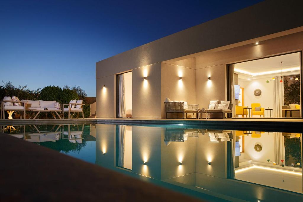ein Haus mit Pool in der Nacht in der Unterkunft ADA ADA modern villa with heated private pool next city center in Marrakesch