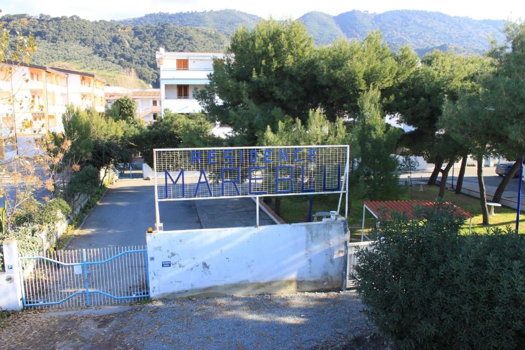 a gate in a street with trees and a building at Residence Mareblu in Nocera Terinese