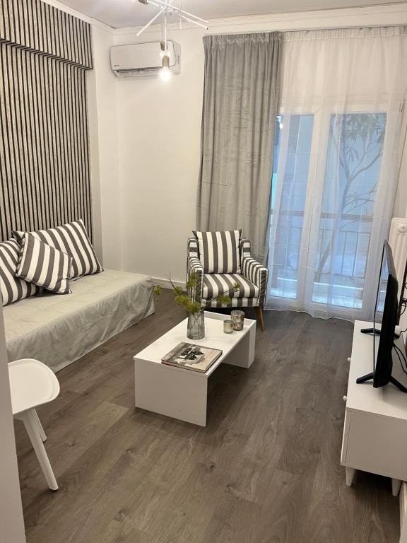Posezení v ubytování Metropolitan Complex Apartment-next to Metropolitan Hospital,Karaiskaki,Sef