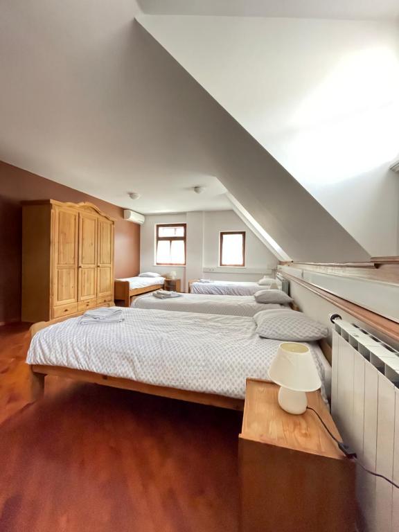 1 dormitorio grande con 2 camas y escalera en Gostišče Barbara, en Idrija