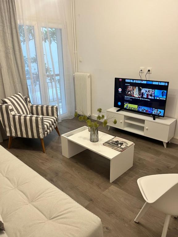 TV a/nebo společenská místnost v ubytování Metropolitan Complex Apartment-next to Metropolitan Hospital,Karaiskaki,Sef