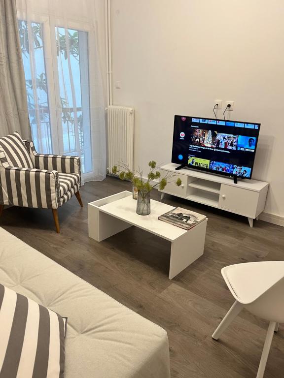 TV a/nebo společenská místnost v ubytování Metropolitan Complex Apartment-next to Metropolitan Hospital,Karaiskaki,Sef