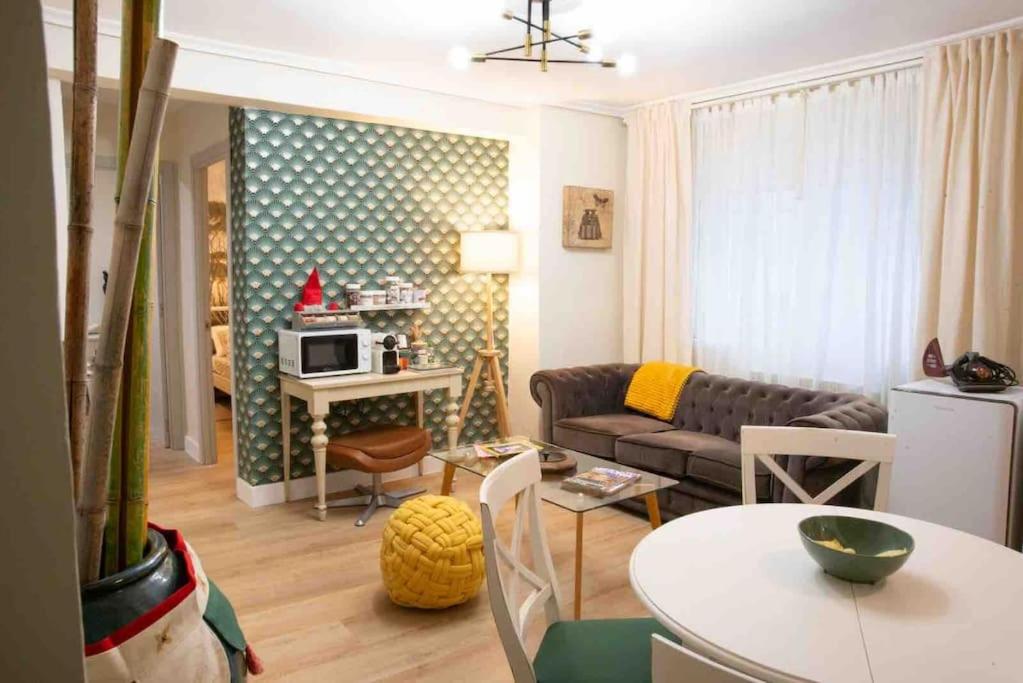 a living room with a couch and a table at La casa del elefante in Valladolid