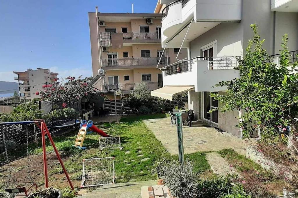 un appartement avec une aire de jeux en face d'un bâtiment dans l'établissement Home Garden, à Igoumenítsa