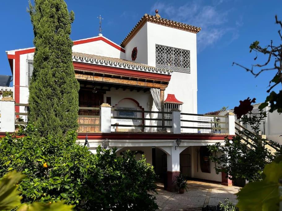 阿茲納爾卡扎爾的住宿－La Propiedad de la Mirada，一座大型白色建筑,上面设有阳台