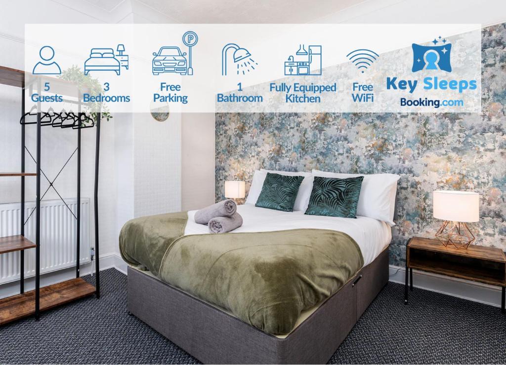 1 dormitorio con 1 cama grande y un cartel en la pared en Free Parking Good Location Near Cleethorpes Beach en Grimsby