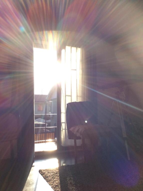 um quarto com o sol a brilhar através de uma janela em Tu espacio Re - Departamento con encanto em Santiago