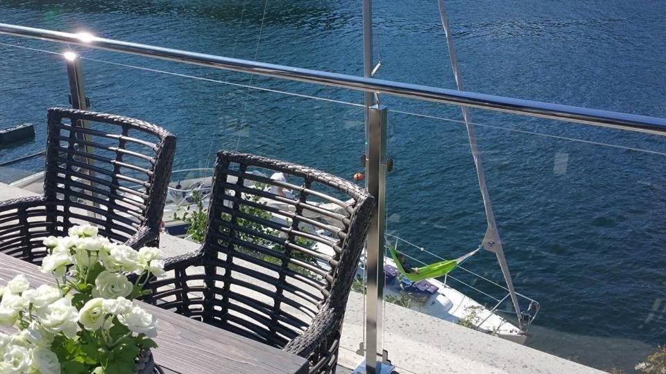 Ein Vogel sitzt auf einem Dock in der Nähe des Wassers in der Unterkunft Chill Sun in Arendal