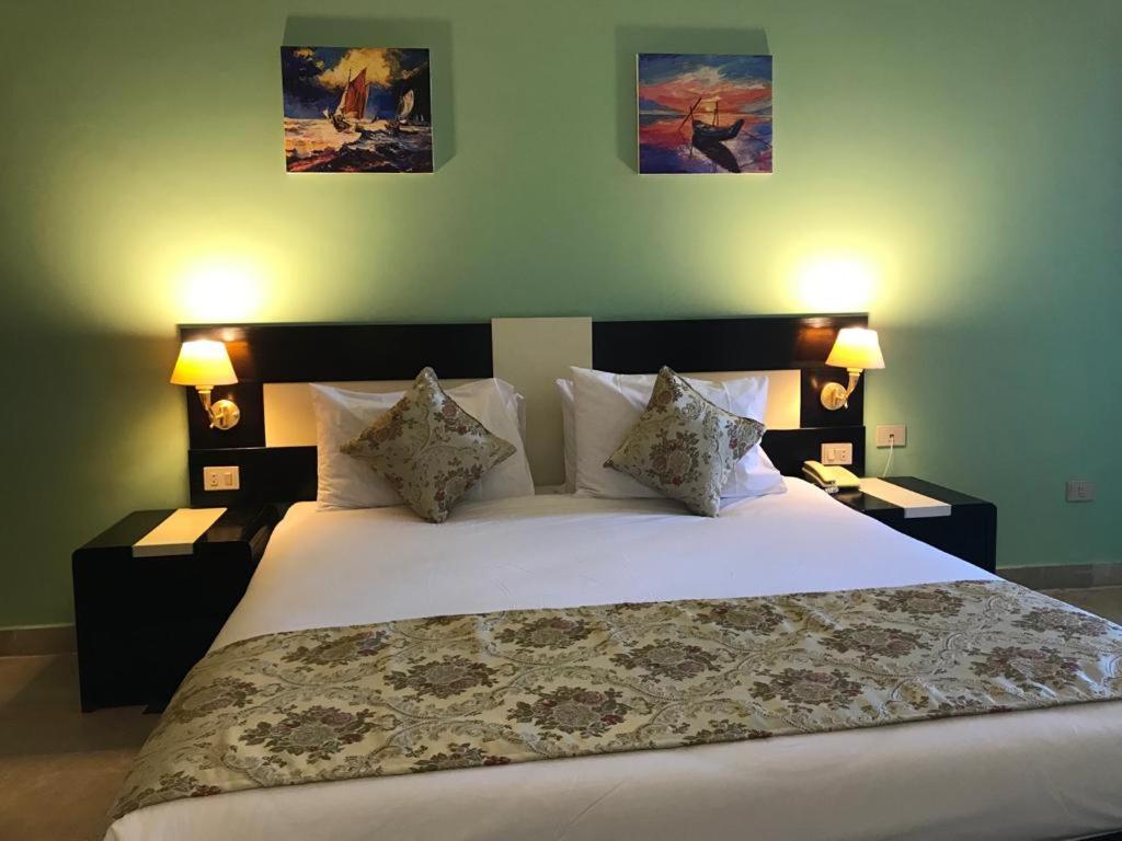 En eller flere senger på et rom på Moreno Resort and Spa