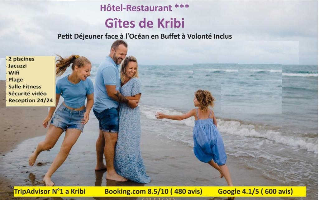 un gruppo di persone che camminano sulla spiaggia di Hôtel Restaurant Gites Kribi a Kribi