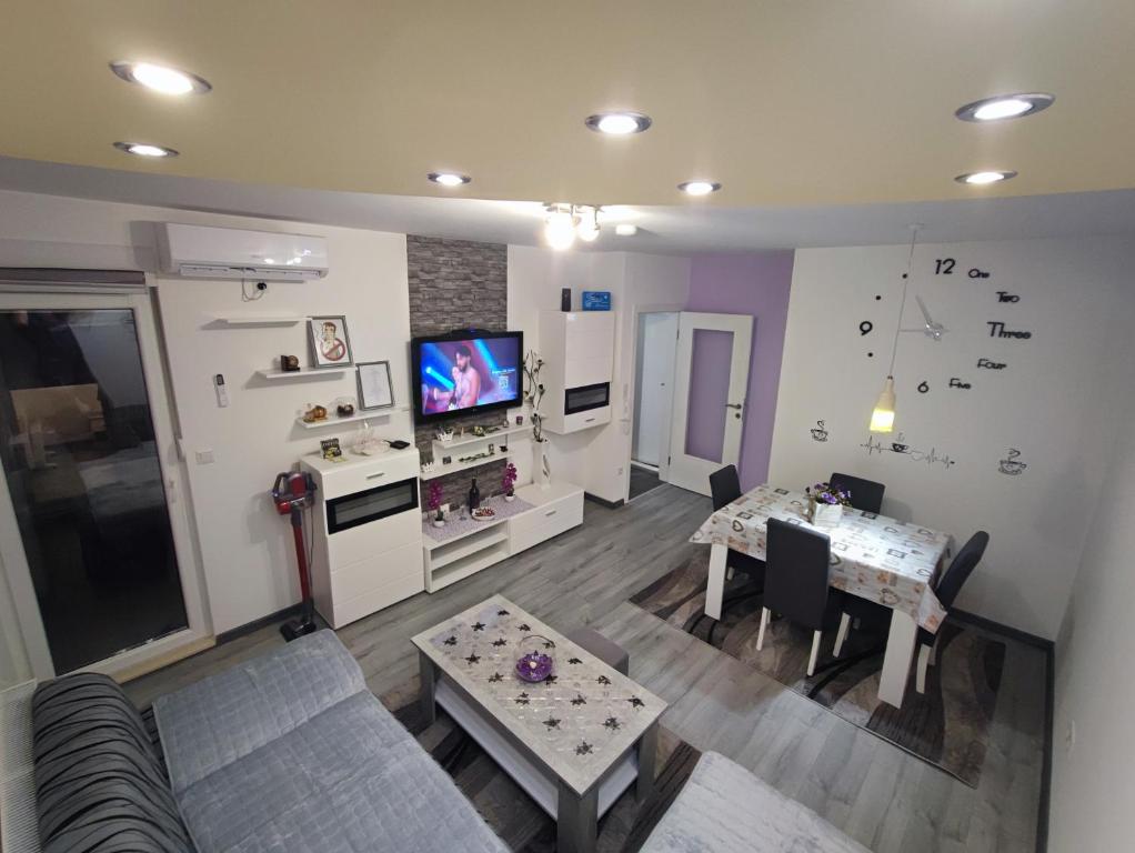 a living room with a couch and a table at Stan na dan Apartman KRISFIL Prnjavor in Prnjavor