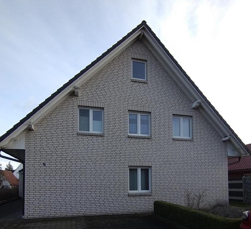 una casa di mattoni con tetto di gambero di FEWO Dümmer-Diepholz1 a Diepholz