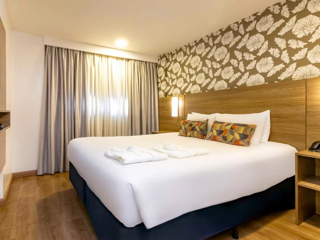 Ένα ή περισσότερα κρεβάτια σε δωμάτιο στο Mercure Curitiba 7 de Setembro