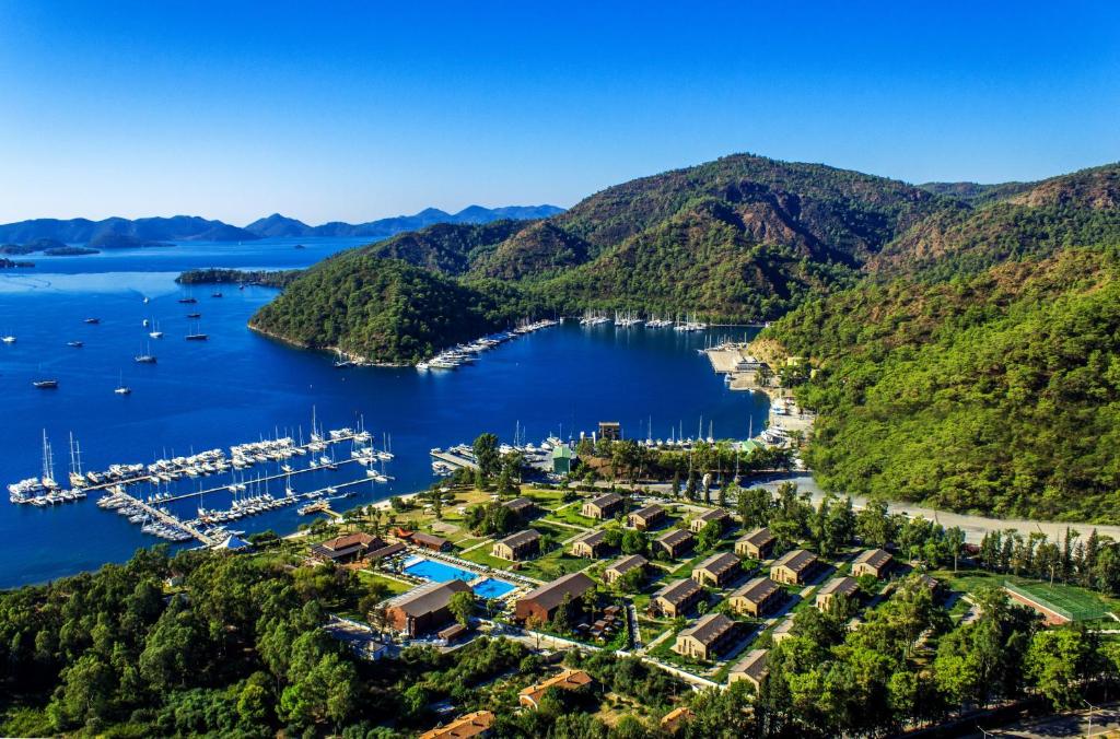 uma vista aérea de uma marina num lago em Rixos Premium Göcek - Adult Only em Göcek