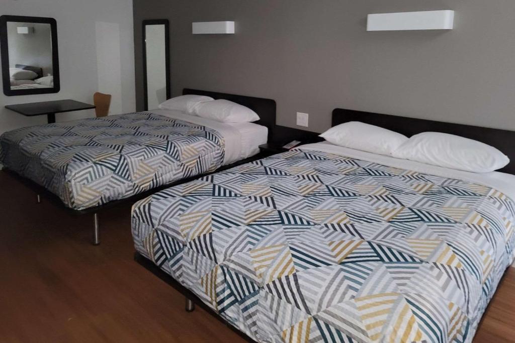 Postel nebo postele na pokoji v ubytování Rodeway Inn & Suites Thousand Palms - Rancho Mirage