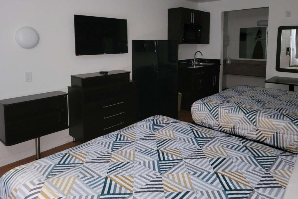 Postel nebo postele na pokoji v ubytování Rodeway Inn & Suites Thousand Palms - Rancho Mirage