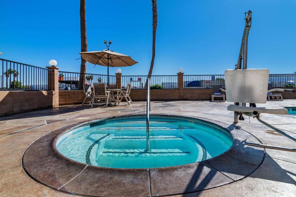 Bazén v ubytování Rodeway Inn & Suites Thousand Palms - Rancho Mirage nebo v jeho okolí